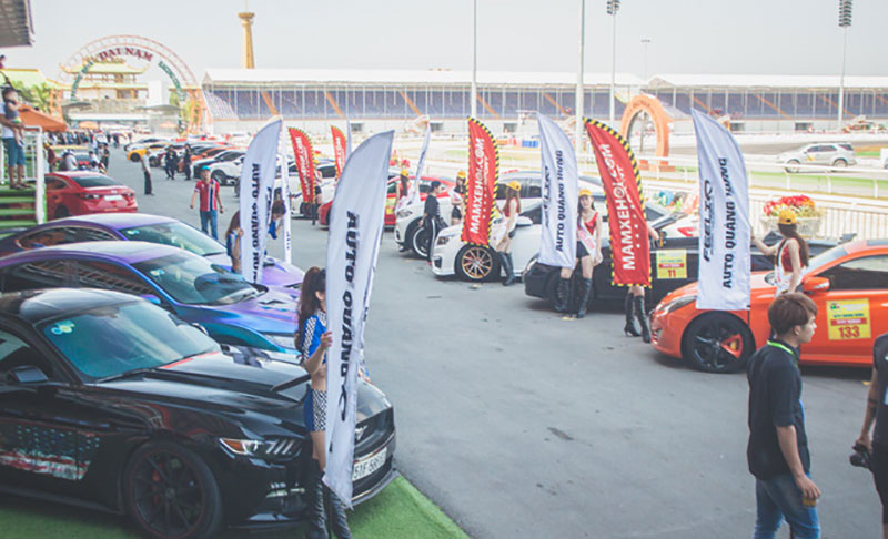 Đón năm mới, hàng loạt siêu xe, xe độ quần tụ tại trường đua Đại Nam